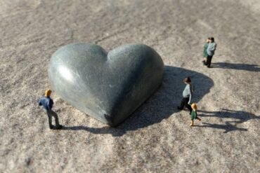 Tirada del día del Tarot: El 4 de Bastos — Estabilidad, celebración y nuevos cimientos